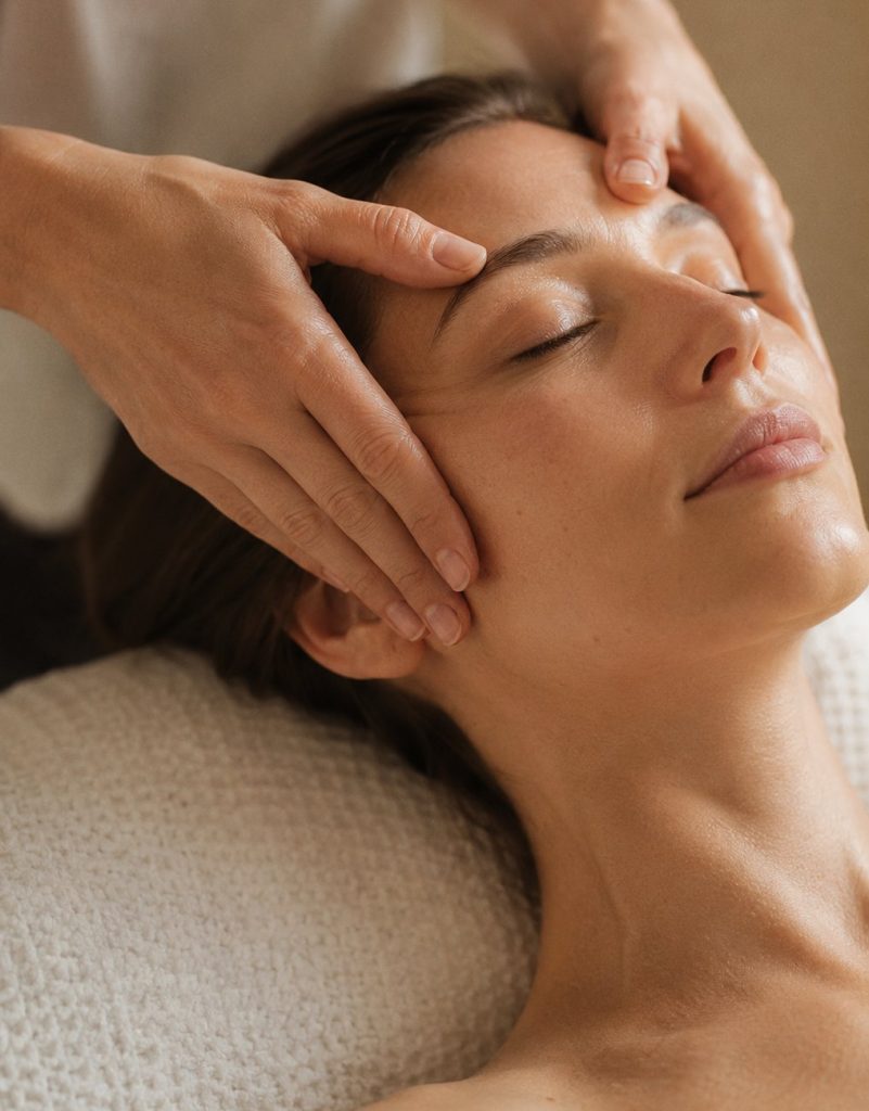 Massage Kobido du visage réalisé à la main, séance de soin bien-être